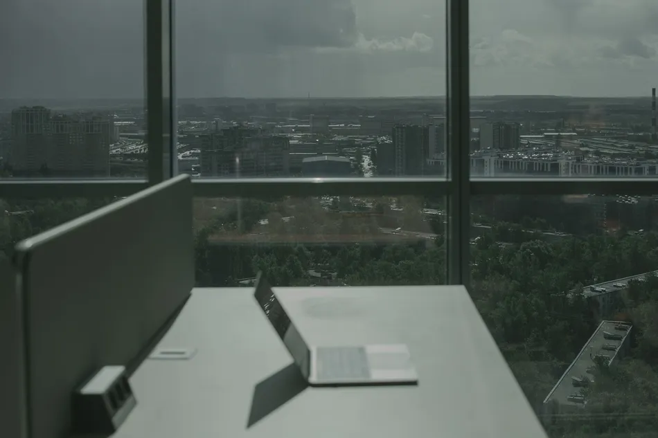 Arbeitsplatz mit Blick über die Stadt