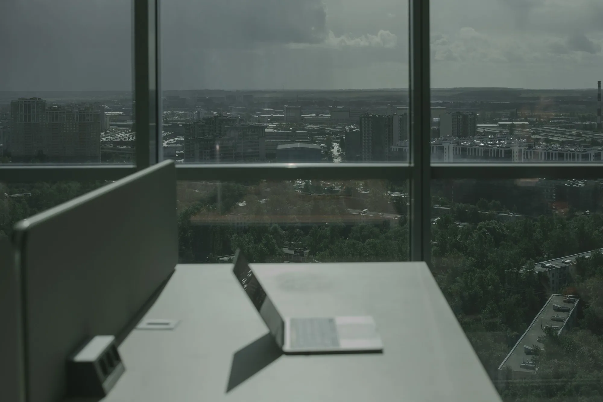 Arbeitsplatz mit Blick über die Stadt