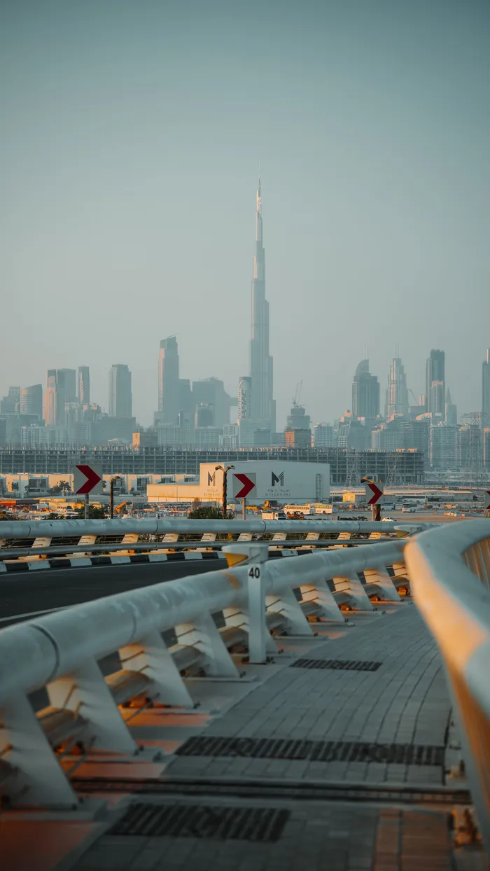 Burj Khalifa über der Sheikh Zayed Road