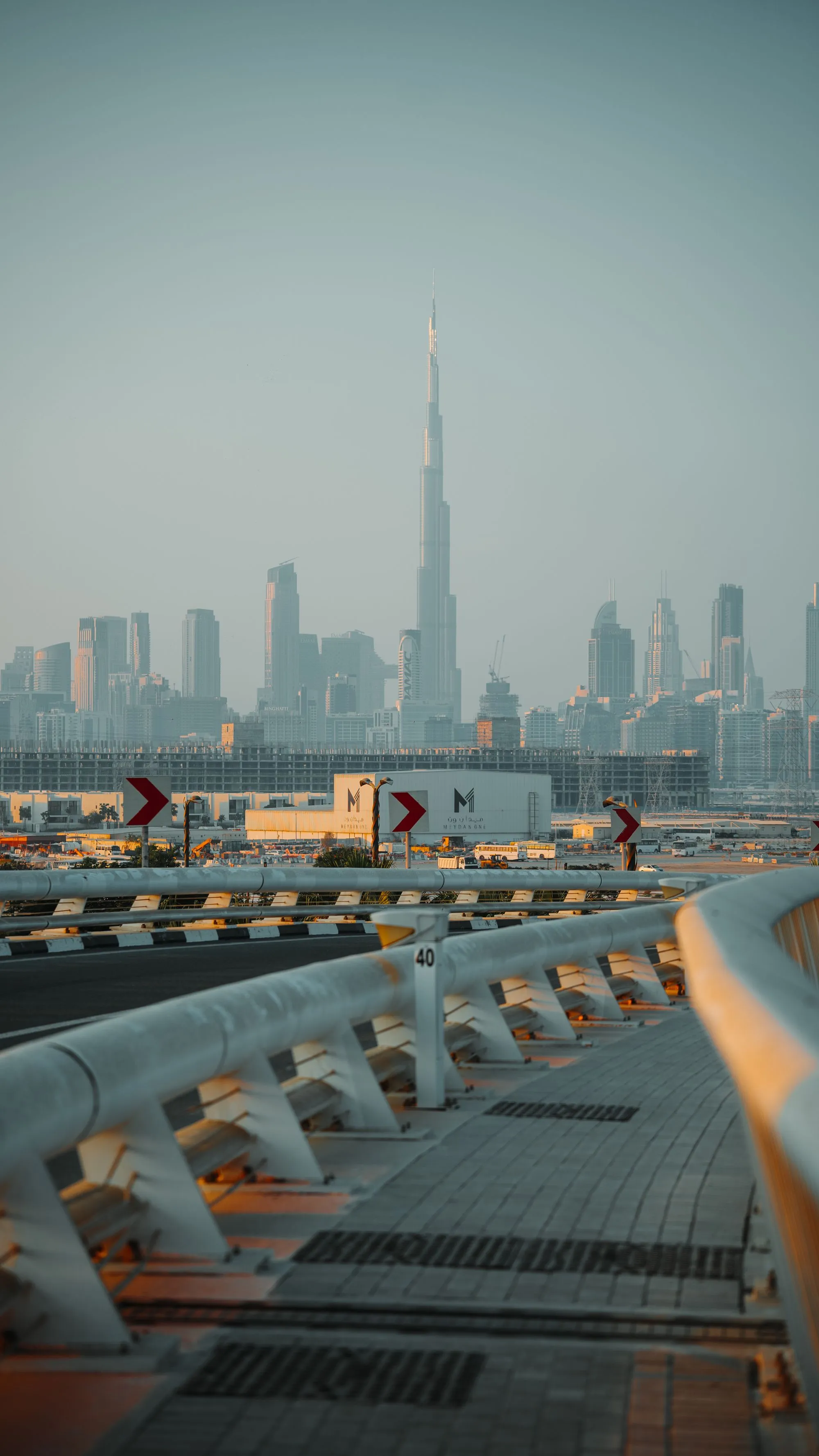 Burj Khalifa über der Sheikh Zayed Road in Dubai