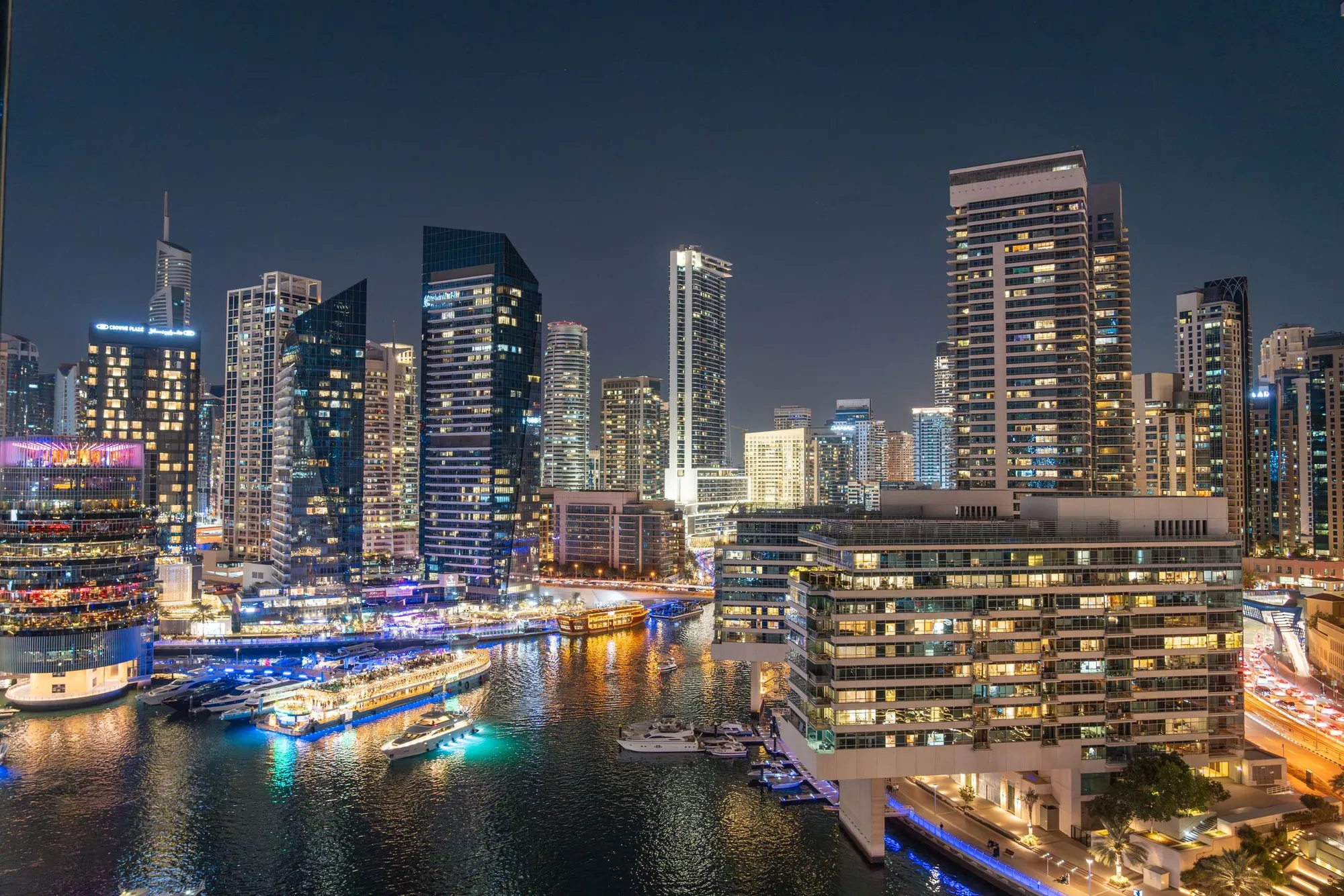 Dubai Marina bei Nacht